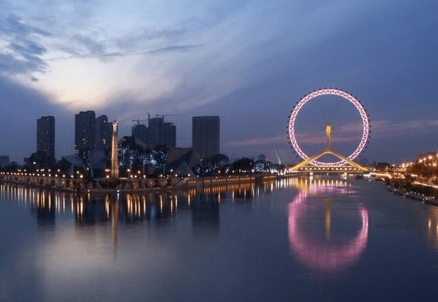 天津阳光下的温馨瞬间